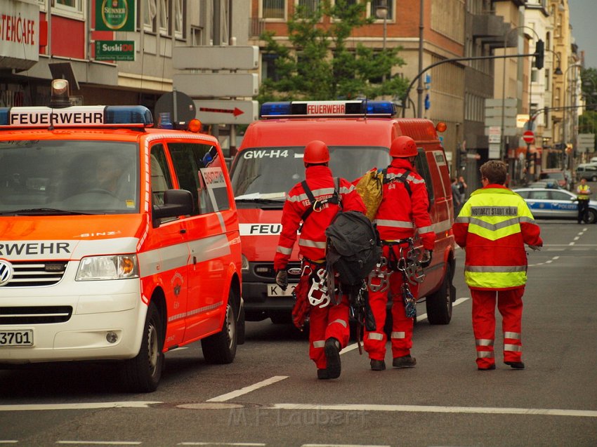 Person auf Baukran Koeln Christophstr P123.JPG